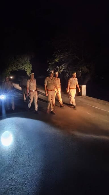 #SPBallia श्री ओमवीर सिंह के निर्देशन में जनपद में शांति व्यवस्था एवं कानून व्यवस्था बनाए रखने तथा आमजन में सुरक्षा का भ...