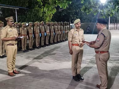 क्षेत्राधिकारी कसया द्वारा थाना कसया पर रिक्रूट आरक्षियों को बीट प्रणाली एवं बीट संबंधी कार्यों के बारे में अवगत कराते ह...