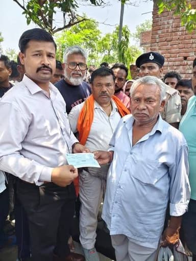 NH 139 सड़क हादसा में मृतकों के परिजनों को तत्काल अनुग्रह अनुदान, हादसे में मारे गए साहिल और सोनू के परिवार को मिला चेक,...