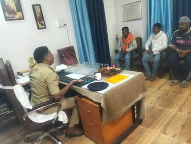 बस ऑपरेटरों को यातायात नियमों के पालन के लिए मंडला पुलिस ने किया जागरूक
मंडला पुलिस द्वारा जिले में यातायात व्यवस्था क...