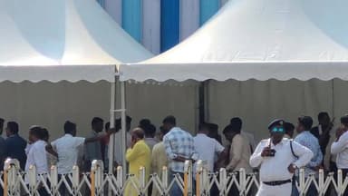 🔥 নতুন সরকারের প্রথম বড় সিদ্ধান্ত!
প্রশাসনিক বৈঠকের পরেই পাঁচ মন্ত্রীর হাতে দফতরের দায়িত্ব তুলে দিল নবান্ন। মুখ্যমন্ত্র...