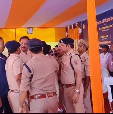 दोहरीघाट मंच पर हुआ जमकर हंगामा , पूर्व ब्लॉक प्रमुख सुजीत सिंह के लिए मंच पर भीड़ गए सपा सांसद राजीव राय....