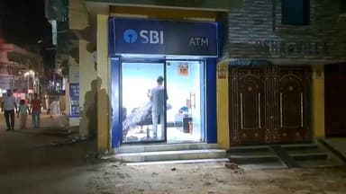 ये दुनिया का पहला ऐसा ATM है. जहां लोग पैसे निकालने नहीं. बल्कि बाल कटवाने जाते हैं. बाहर से SBI ATM का बोर्ड लगा है. ले...