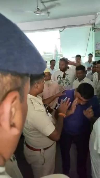 সোনামুড়া নগর পঞ্চায়েতে তুলকালাম: টাকা ফেরত চাওয়া নিয়ে লঙ্কাকাণ্ড, পরিস্থিতি সামলাতে নামল পুলিশ!