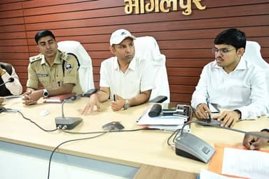 भागलपुर, 11 मई 2026: विक्रमशिला सेतु का एक स्लैब क्षतिग्रस्त होकर नीचे गिर जाने के कारण भागलपुर-नवगछिया सड़क संपर्क बाधि...