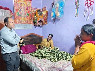 चम्पावत : जनता मिलन में उठी फरियाद पर घर पहुंचे जिलाधिकारी मनीष कुमार, मानसिक रूप से अस्वस्थ व्यक्ति के उपचार हेतु दिए त...