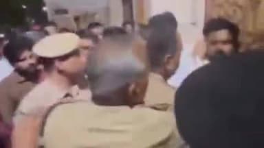अम्बाला: अंबाला में स्ट्रांग रूम के बाहर डिस्प्ले बंद होने से कांग्रेस मेयर प्रत्याशी धरने पर बैठे