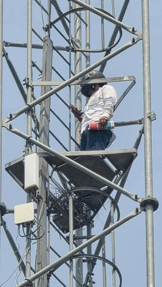 मोबाइल टॉवर पर चढ़े कनिष्ठ सहायक को शिक्षा विभाग ने किया निलंबित,विभागीय जांच शुरु,युवती से शादी करना चाहता था कनिष्ठ सहा...