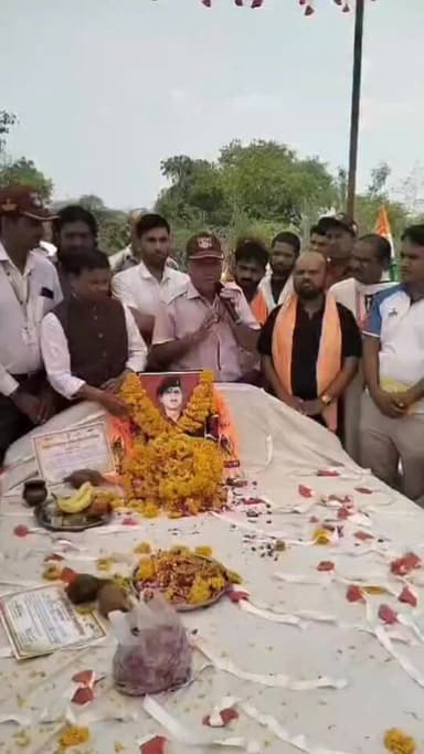 शौर्य चक्र विजेता शहीद अनूप शर्मा की पुण्य तिथि पर बडेरी में श्रद्धांजलि सभा
जिला सैनिक कल्याण अधिकारी से लेकर प्रशासन...