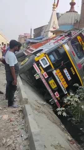 कानपुर के चौबेपुर में नाले में पलटा ट्रक, ड्राइवर को झपकी आने से हुआ हादसा