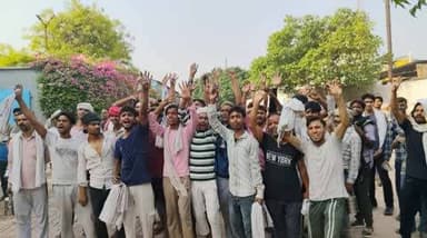 फिरोजाबाद, 12 मई 2026 – बढ़ती महंगाई और भीषण गर्मी के बीच मजदूरी में बढ़ोतरी की मांग को लेकर फिरोजाबाद के श्रमिकों में आक्रोश फूट पड़ा। मंगलवार को जिले के कई कारखानों में श्रमिकों ने काम बंद कर हड़ताल शुरू कर दी।
श्रमिकों का कहना है कि मौज