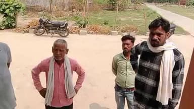 लखीमपुर: बनिका गांव में प्रेम प्रसंग के चलते नाबालिग़ ने घर में फांसी लगाकर की आत्महत्या, बाबा ने युवक पर लगाया गंभीर आरोप