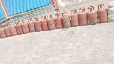 Kherwara tahsil mein gas n milne aisi sthiti a gaye hain log चार-चार baje se jakar lineon mein Lage Hain aur unko gas n