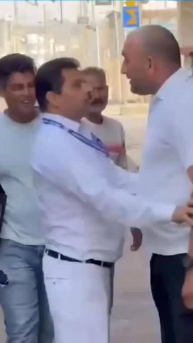 रेलवे टीटी और गार्ड गुत्थमगुत्था
TT__Gaard