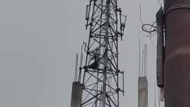 लखीमपुर: न्याय न मिलने से आहत युवक नौरंगाबाद के मोबाइल टावर पर चढ़ा, एक घंटे चला ड्रामा, SDM और CO के समझाने पर उतरा युवक