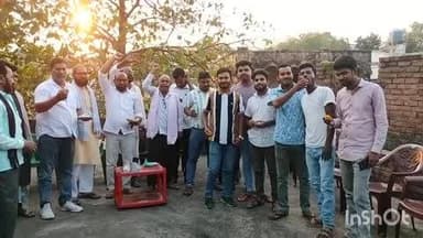 उधवा: झारखंड के पूर्व मंत्री आलमगीर आलम को जमानत मिलने पर उधवा में कार्यकर्ताओं ने मिठाई खिलाकर मनाया जश्न