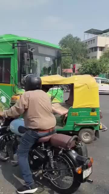 दिल्ली सरकार की परिवहन व्यवस्था पूरी तरह से विफल हो चुकी है, जिसका सीधा अर्थ है कि भाजपा की नीतियाँ भी असफल साबित हो रही हैं। प्रतिदिन दिल्ली में डीटीसी बसों से होने वाले एक्सीडेंट्स में निर्दोष लोगों की जान जा रही है,
#rekhagupta #delhi #