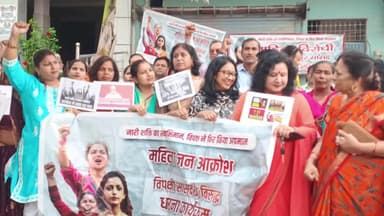 स्वार: रामपुर में सपा सांसद के कार्यालय पर भाजपा महिला कार्यकर्ताओं ने सांसद के खिलाफ धरना प्रदर्शन किया, जमकर लगाए नारे