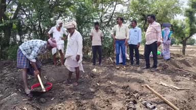 ರೋಣ: ಹೊನ್ನಾಪೂರದಲ್ಲಿ ನರೇಗಾ ಕಾಮಗಾರಿ ಸ್ಥಳಕ್ಕೆ ಸಿಇಓ ಚಂದ್ರಶೇಖರ ಭೇಟಿ, ಪರಿಶೀಲನೆ