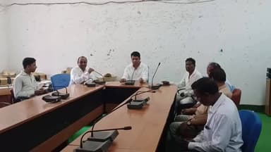 शिकारीपाड़ा: शिकारीपाड़ा में सांस्कृतिक विरासत को सहेजने की पहल, विधायक ने लाभुकों को सौंपी पारंपरिक वस्तु