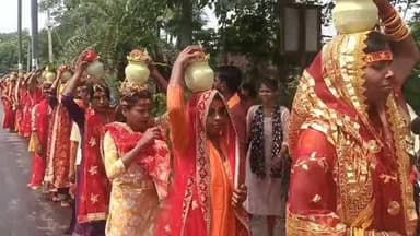 रहुई: मिर्जापुर गांव में श्रीमद् भागवत कथा के लिए निकली भव्य कलश शोभा यात्रा