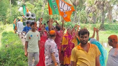 ময়না: বিজেপি সরকার গঠন এবং শুভেন্দু অধিকারী মুখ্যমন্ত্রী হওয়ায় আনন্দপুর গ্রামের ১৬৪ নম্বর বুথে বিজয় মিছিলে আয়োজন