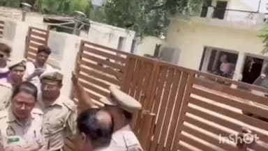 उरई: महिला आरक्षण बिल को लेकर भाजपा महिला मोर्चा की कार्यकर्ताओं ने सपा सांसद के घर के बाहर फेंकी मटकी, उछाली चूड़ियां