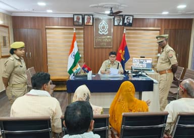 #SP_BHADOHI श्री अभिनव त्यागी द्वारा पुलिस कार्यालय में जनसुनवाई करते हुए आने वाले शिकायतकर्ताओं की समस्याओं को सुना गया...