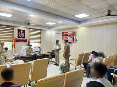 #जनसुनवाई #SSP फिरोजाबाद द्वारा पुलिस कार्यालय में आने वाले फरियादियों की समस्याओं को विस्तारपूर्वक सुनकर उनकी समस्याओं ...