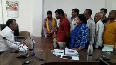 जिला मुख्यालय पर मंगलवार को कलेक्टर श्री ऋतुराज सिंह ने जनसुनवाई में आये आवेदकों की समस्याएं सुनी। #जनसुनवाई में प्राप्त...