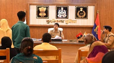 पुलिस अधीक्षक कुशीनगर श्री केशव कुमार द्वारा पुलिस कार्यालय में आये आवेदकों की समस्याओ को विस्तारपूर्वक सुनकर न्याय का भ...