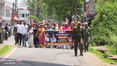 लोहरदगा: लोहरदगा में बिजली और पेयजल संकट पर भाजपा का विरोध प्रदर्शन, घड़ा फोड़कर जताया आक्रोश, राज्यपाल को सौंपा ज्ञापन