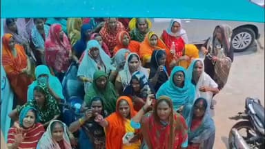 मुगलसराय: मुगलसराय में स्मार्ट मीटर के विरोध में महिलाओं ने बिजली विभाग कार्यालय पर किया प्रदर्शन