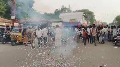 காரியாபட்டி: தலைவர்களை சிலைக்கு மாலை அணிவித்து மரியாதை செலுத்திய தமிழக வெற்றி கழகத்தினர்