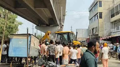 *चक्रधरपुर। शहर को अतिक्रमण मुक्त एवं यातायात व्यवस्था सुचारू बनाने को लेकर मंगलवार को नगर परिषद द्वारा भगतसिंह चौक से अ...