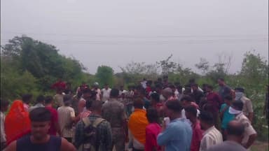 धनबाद/केंदुआडीह: धनसार थाना क्षेत्र में पत्थर से कुचलकर युवक की हत्या, चांदमारी ग्राउंड के पास मिला शव
