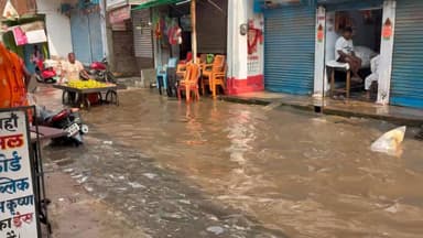 Mahisouri maharajgang road me ayai badh ke public ko hui problem
#kya karegii ab janta #mahisourijamui