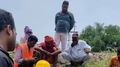 बैरिया: सुरेमनपुर रेलवे लाइन के उत्तर बसे दर्जनों गांव की विद्युत आपूर्ति तीन दिनों से बाधित, भूमिगत केबल जल गया है