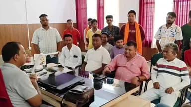 घाटशिला: रेलवे बैरिकेडिंग से बढ़ी परेशानी, 3-4 फीट पीछे हटाने की मांग, ज्ञापन सौंपा