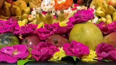 అంజని పుత్రుడికి హోమాలు పూజలు కాషాయ జెండాలతో రేపూరు