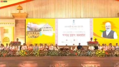 দ্বিতীয়বাৰৰ বাবে মুখ্যমন্ত্ৰী হিচাপে শপত ল'লে হিমন্ত বিশ্ব শৰ্মাই। ৰাজ্যপালে পাঠ কৰালে শপতবাক্য।