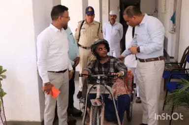 झाबुआ: झाबुआ में कलेक्टर ने दिव्यांग को प्रदान की इलेक्ट्रिक ट्राई साइकिल