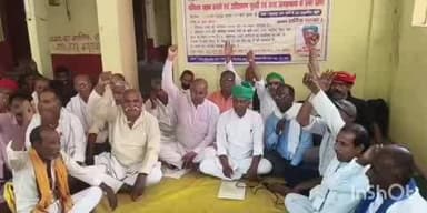 खुसरूपुर: बांसटाल चौराहा से रेलवे गुमटी तक सड़क बनाने की मांग को लेकर मानव अधिकार मंच का एक दिवसीय धरना