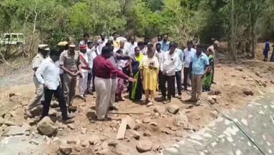 ஊத்தங்கரை: சிங்காரப்பேட்டை அடுத்த கடப்பாரை ஆற்றின் குறுக்கே 98 லட்சம் மதிப்பீட்டில் தடுப்பணை மற்றும் கால்வாய் அமைக்கும் பணி மாவட்ட ஆட்சியர் நேரில் ஆய்வு