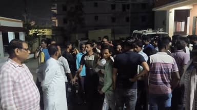 सादिक अंसारी हत्याकांड में कार्रवाई की जानकारी लेने गोबिंदपुर थाना पहुंचे स्थानीय जनप्रतिनिधि एवं ग्रामीण, डीएसपी ने जल्...