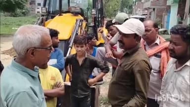 भोगांव: रेलवे स्टेशन भोगांव की खाली भूमि पर रेलवे द्वारा कराई जा रही बाउंड्रीवाल का स्थानीय लोगों ने किया विरोध