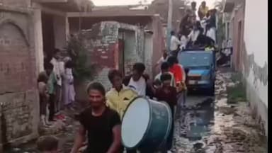 हसनपुर: हसनपुर के गांव रुखालू में गंदगी और जल भराव के बीच से गुजरी बारात, वीडियो हुआ वायरल