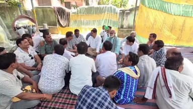 ବରଗଡ: ଜିଲ୍ଲାପାଳଙ୍କ କାର୍ଯ୍ୟାଳୟ ସମ୍ମୁଖରେ ଧାରଣା ପ୍ରଦର୍ଶନ କରୁଥିବା ଚାଷୀଙ୍କୁ ସମର୍ଥନ ଜଣାଇଲା ବିଜୁ ଜନତା ଦଳର ପ୍ରତିନିଧି ଦଳ