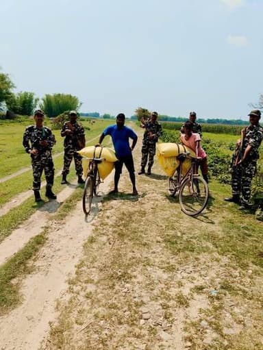किशनगंज 12वीं वाहिनी सशस्त्र सीमा बल फतेहपुर चौकी के जवानों भारत नेपाल सीमा पिलर संख्या 150/03 भारत में तस्करी की खाद्य ...