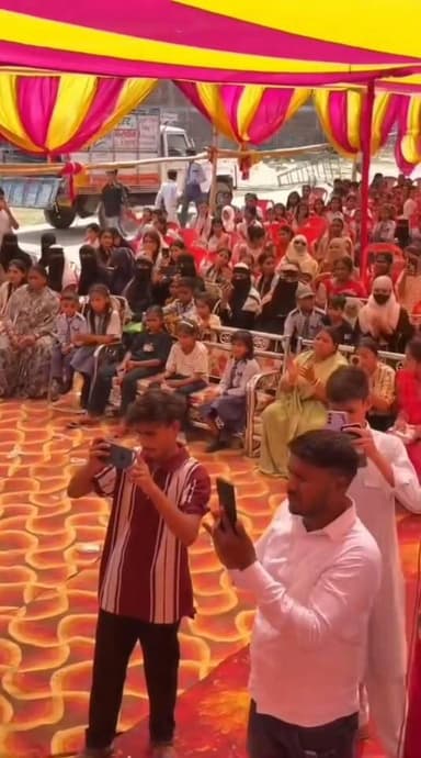 एक निजी विद्यालय में जो गीत गा रही है वह इमामगंज की विधायक माननीय दीपा मांझी जी है।